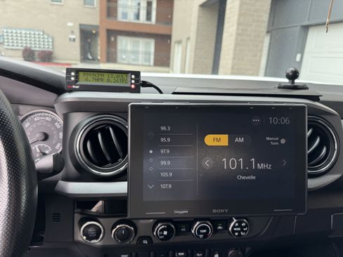 Used 2018 Toyota Tacoma TRD Off-Road w/ Technology Package image 19