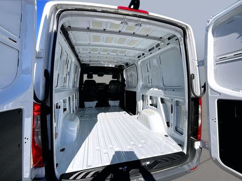 Used 2024 Mercedes-Benz Sprinter 2500 image 19