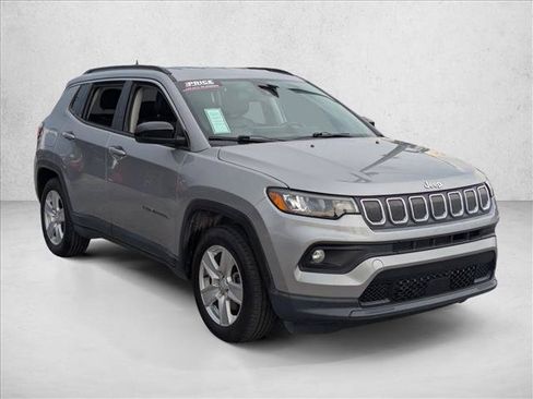 Used 2022 Jeep Compass Latitude FWD image 3