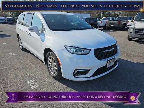 Used 2022 Chrysler Pacifica Touring-L FWD image 1