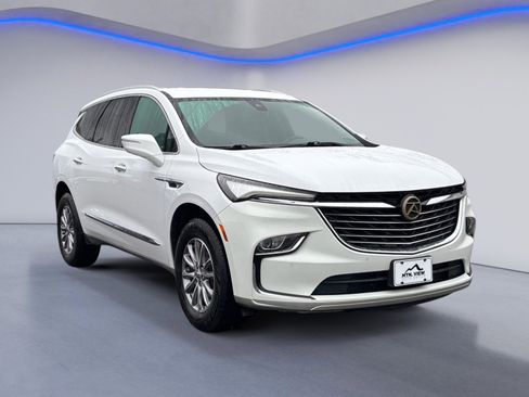 Used 2023 Buick Enclave Essence image 8