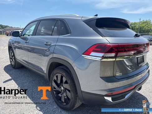 Used 2024 Volkswagen Atlas Cross Sport SE w/ Panoramic Sunroof Package FWD image 3