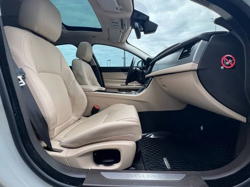 Used 2016 Jaguar XF Premium image 30