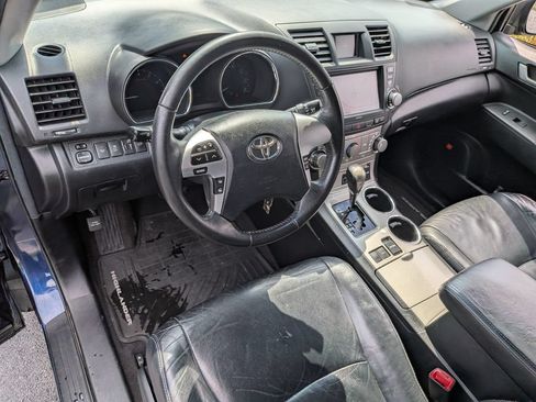 Used 2012 Toyota Highlander SE w/ Tow Pkg FWD image 12