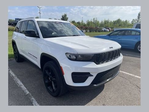 Used 2023 Jeep Grand Cherokee Altitude AWD/4WD image 1