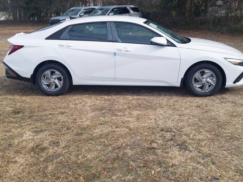 New 2026 Hyundai Elantra SE FWD image 4