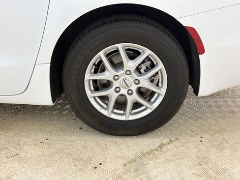 Used 2024 Chrysler Pacifica Touring-L FWD image 13