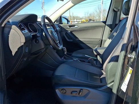 Used 2019 Volkswagen Tiguan SE w/ Panoramic Sunroof Package image 10