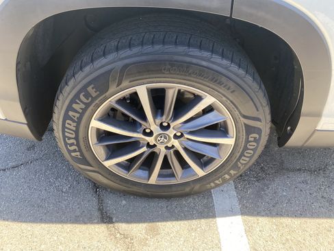Used 2019 Toyota Highlander XLE w/ Carpet Mat Package (TMS) FWD image 7