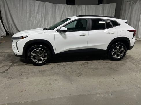 Used 2025 Chevrolet Trax LT image 4