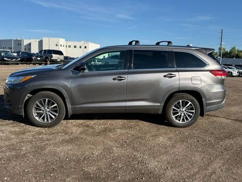 Used 2017 Toyota Highlander XLE AWD/4WD image 2