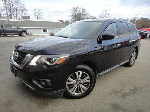 Used 2020 Nissan Pathfinder S image 1