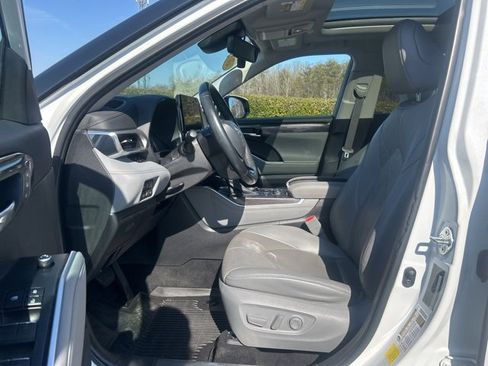 Used 2022 Toyota Highlander Platinum image 13