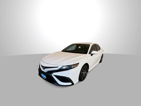 Used 2022 Toyota Camry SE image 4