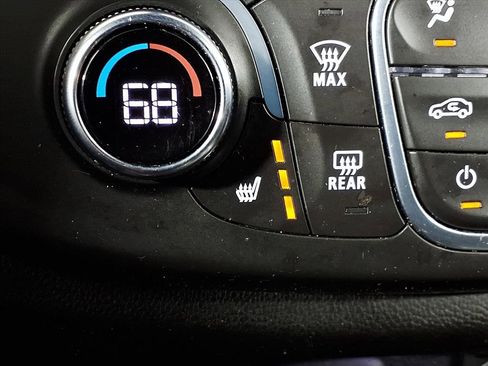 Used 2022 Chevrolet Traverse LT image 16