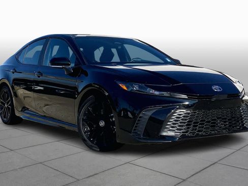 Used 2025 Toyota Camry SE image 3