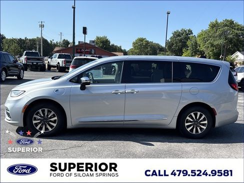 Used 2023 Chrysler Pacifica Limited FWD image 12