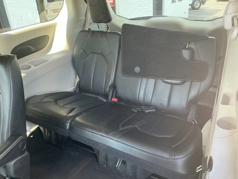 Used 2021 Chrysler Voyager Lxi image 17