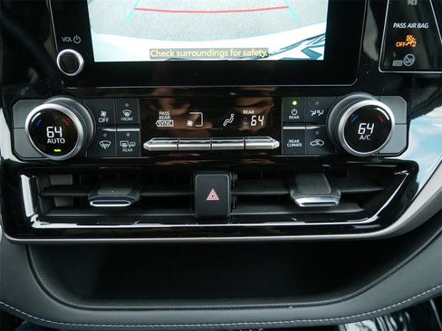 Used 2024 Toyota Highlander LE image 27