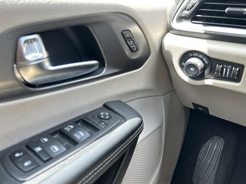 Used 2023 Chrysler Pacifica Touring-L FWD image 29