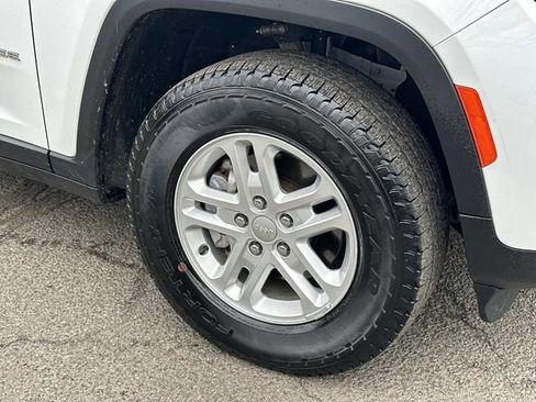 Used 2023 Jeep Grand Cherokee Laredo image 7