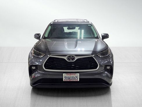 Used 2023 Toyota Highlander XLE FWD image 2