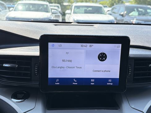Used 2023 Ford Explorer XLT AWD/4WD image 18