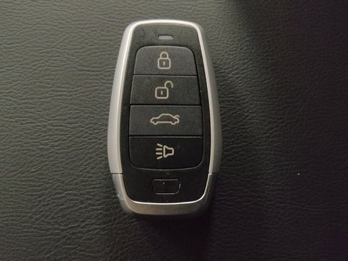 Used 2020 Nissan Pathfinder S image 32