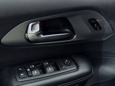 Used 2025 Chrysler Pacifica Select FWD image 13