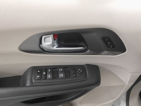 Used 2024 Chrysler Pacifica Touring-L image 8