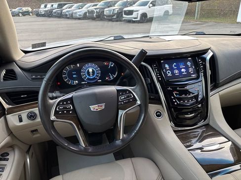 Used 2018 Cadillac Escalade ESV Premium Luxury image 30
