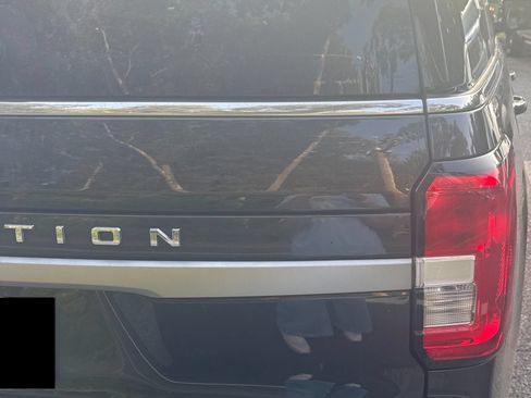 Used 2023 Ford Expedition XLT AWD/4WD image 3