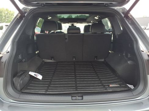 Used 2024 Volkswagen Tiguan SE R-Line AWD/4WD image 10