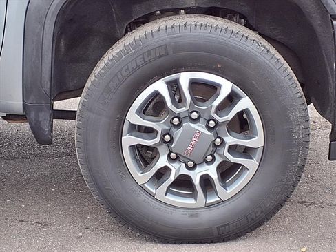 Used 2024 GMC Sierra 2500 SLE image 9