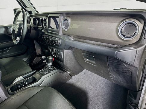 Used 2018 Jeep Wrangler Unlimited Sahara w/ Cold Weather Group image 27