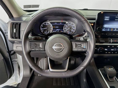 Used 2025 Nissan Pathfinder SL AWD/4WD image 12