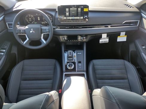 New 2025 Mitsubishi Outlander SE image 2
