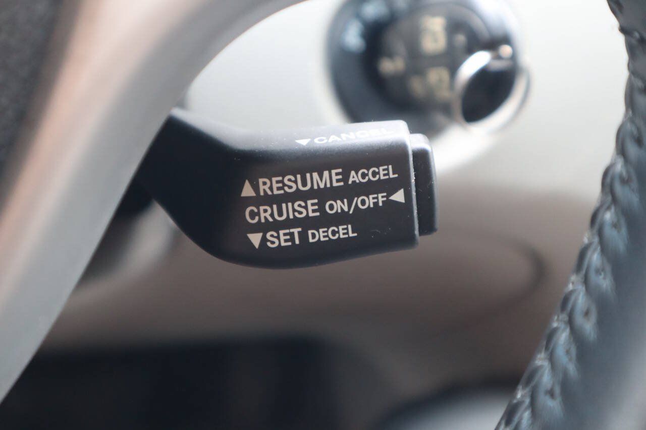 Used 2010 Volkswagen Routan SE FWD image 34