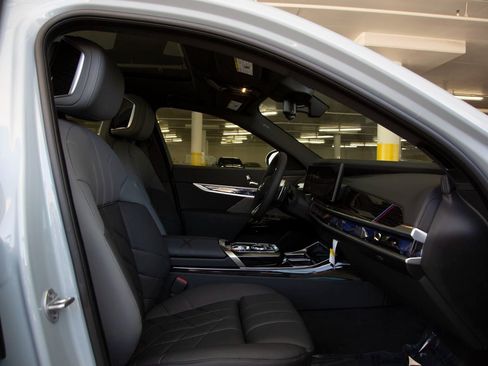 Certified 2025 BMW 760i xDrive w/ Executive Package image 31