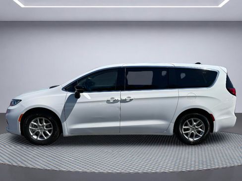 Used 2024 Chrysler Pacifica Touring-L FWD image 3