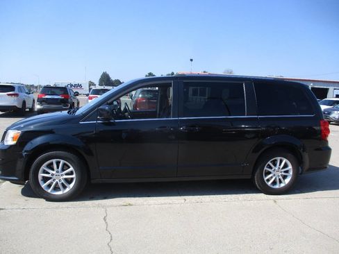 Used 2018 Dodge Grand Caravan SXT image 3