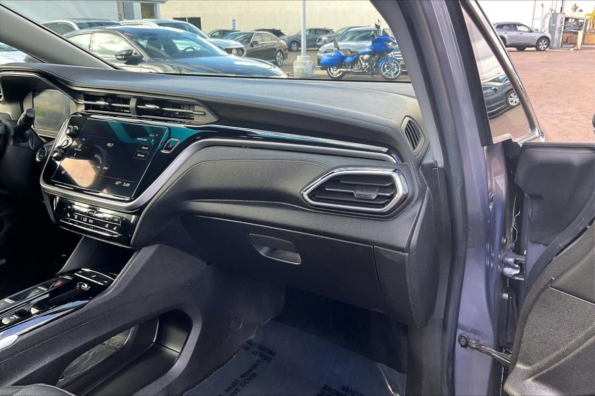 Used 2023 Chevrolet Bolt LT w/ Infotainment Package FWD image 13