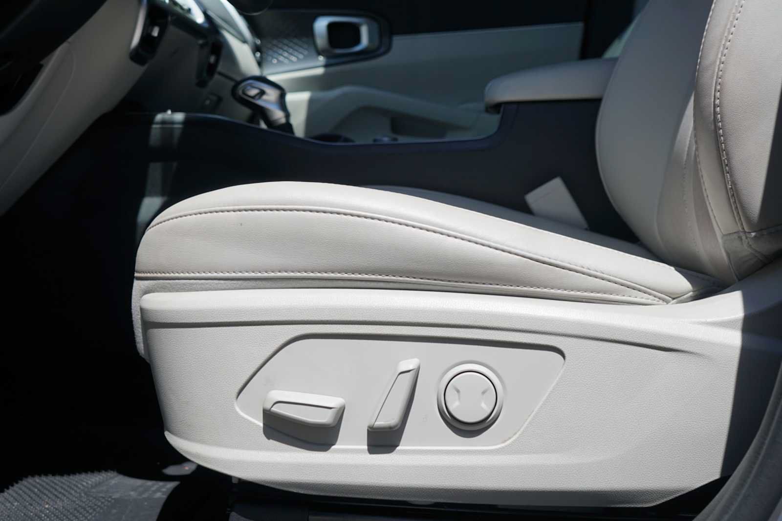 Certified 2022 Kia Sorento S w/ Panoramic Sunroof Package FWD image 19
