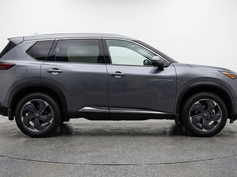Used 2025 Nissan Rogue SV FWD image 11