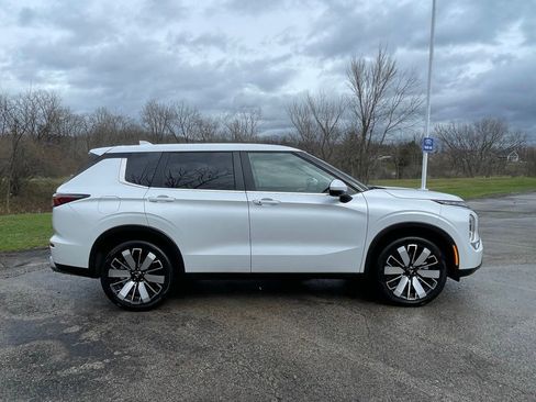 Used 2025 Mitsubishi Outlander SE image 2