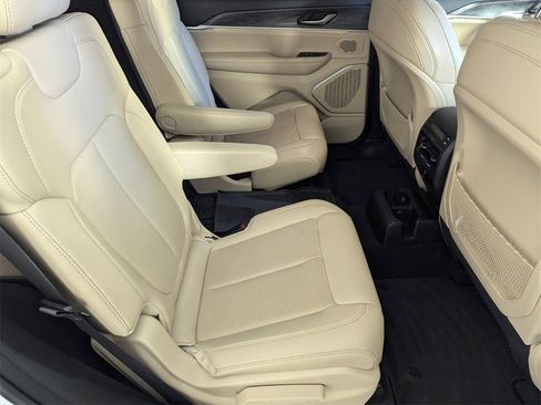 Certified 2022 Jeep Grand Cherokee L Limited w/ Luxury Tech Group II image 32