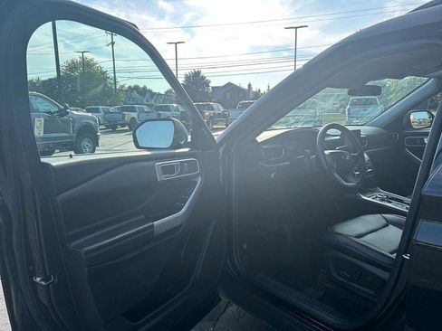 Used 2022 Ford Explorer XLT w/ Equipment Group 202A image 9
