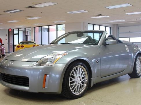Used 2004 Nissan 350Z Touring RWD image 3