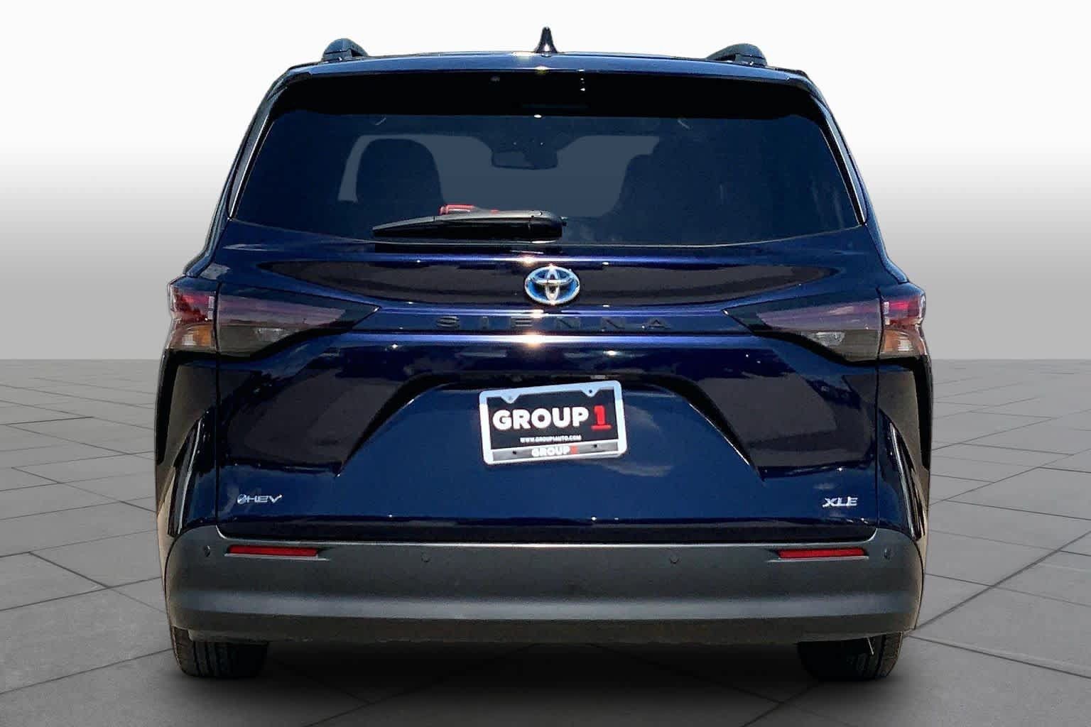Used 2025 Toyota Sienna XLE FWD image 5