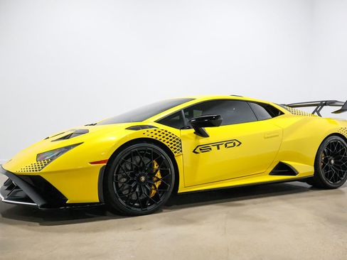 Used 2022 Lamborghini Huracan STO image 11